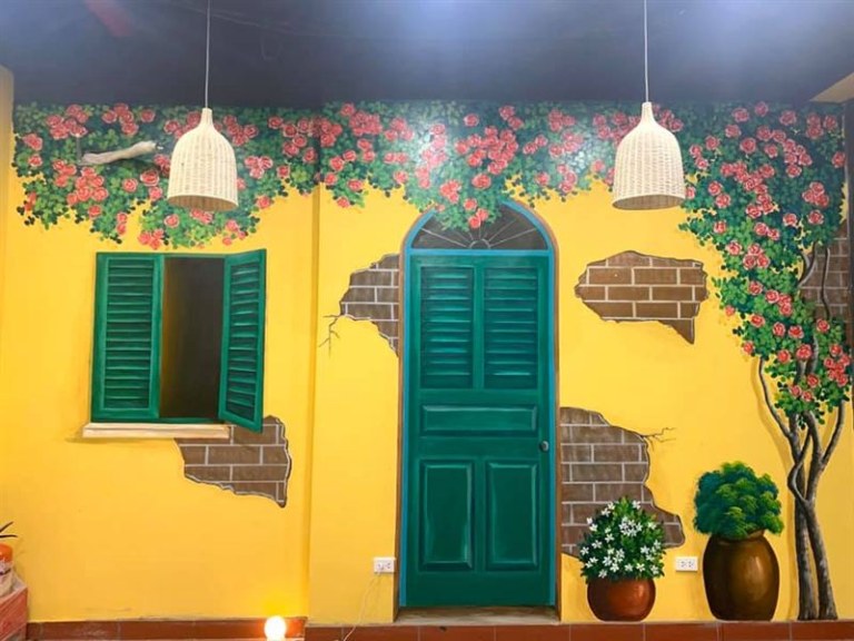 Vẽ tranh tường hoa giấy tại Vũng Tàu